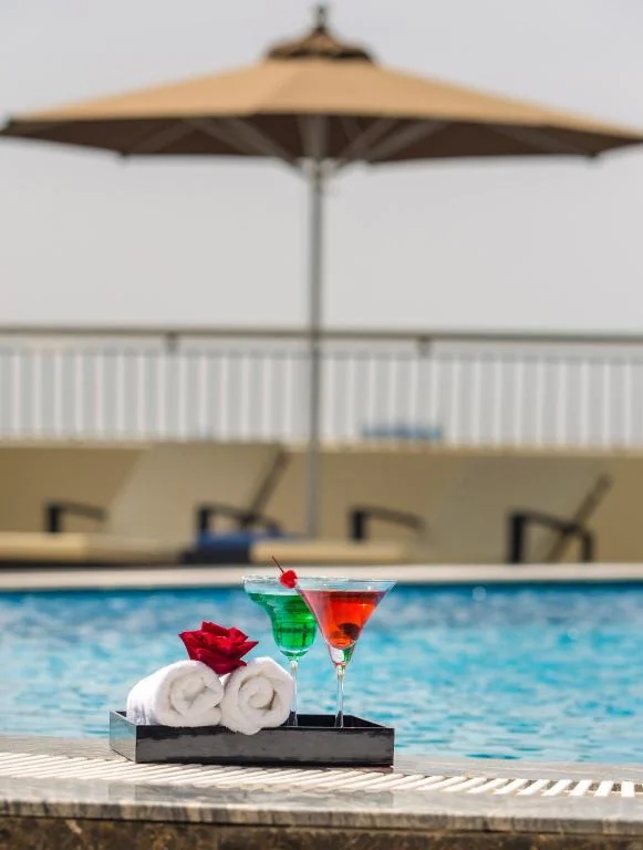 Swimming pool [outdoor]